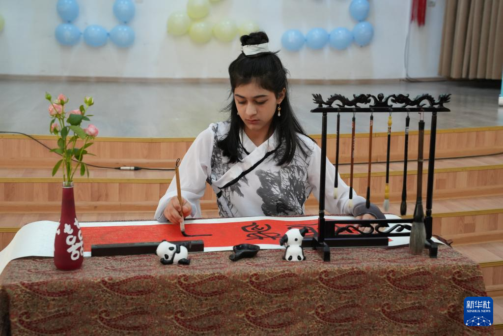 6月13日,在阿塞拜疆巴库,一名选手参加第18届“汉语桥”世界中学生中文比赛。新华社发(胡姆贝尔·马马多夫摄)