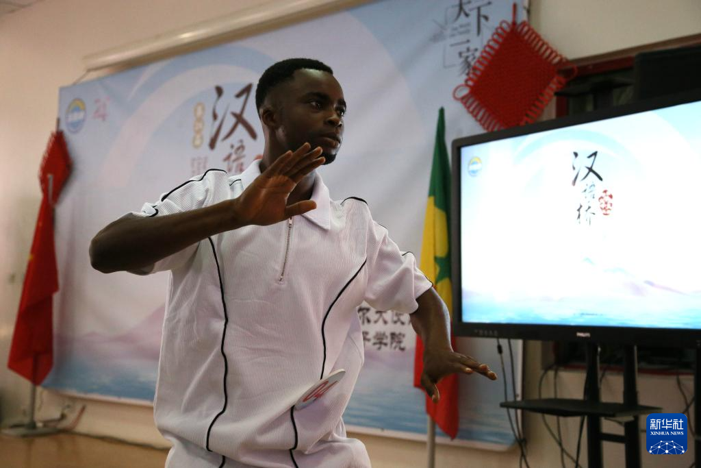 6月12日,在塞内加尔首都达喀尔,达喀尔大学孔子学院学生苏莱曼·迪亚洛参加第24届“汉语桥”世界大学生中文比赛。新华社记者 司源 摄