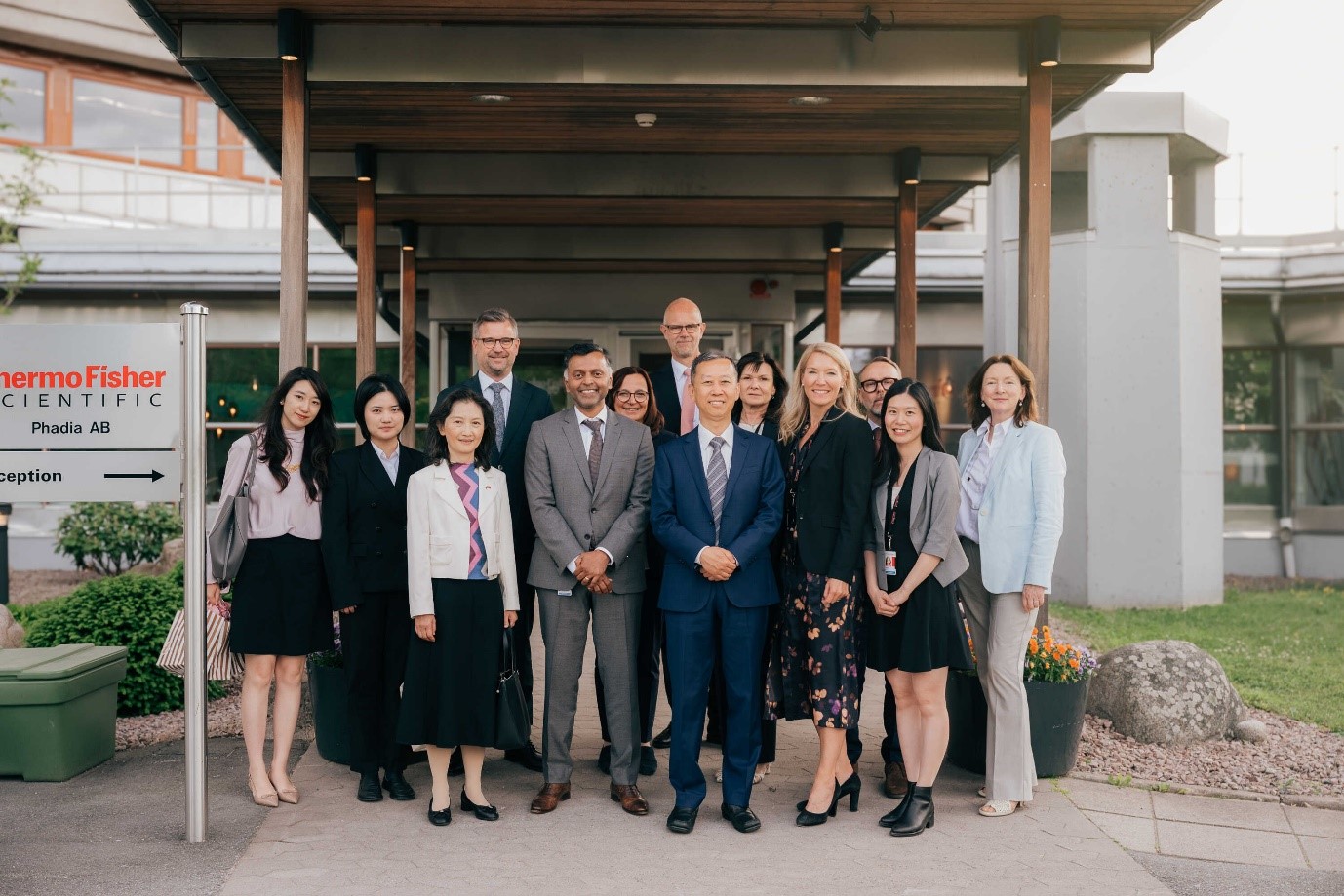 中国驻瑞典大使崔爱民一行参访赛默飞世尔乌普萨拉免疫诊断中心。中国驻瑞典大使馆供图