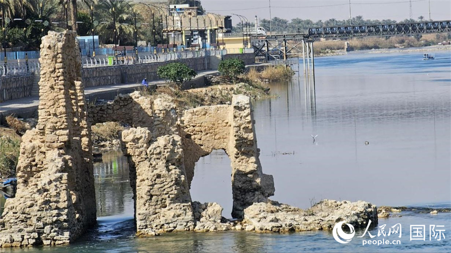 幼发拉底河对岸的护墙遗迹。据推测，此处原先也应有多列水车。人民网 伊纳斯·易卜拉欣摄