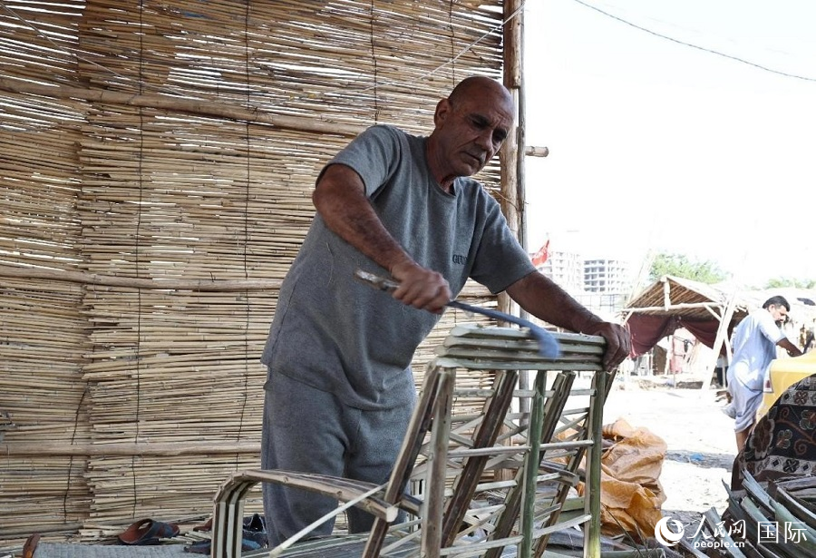 阿布·阿巴斯在制作椅子。人民网 伊纳斯·易卜拉欣摄