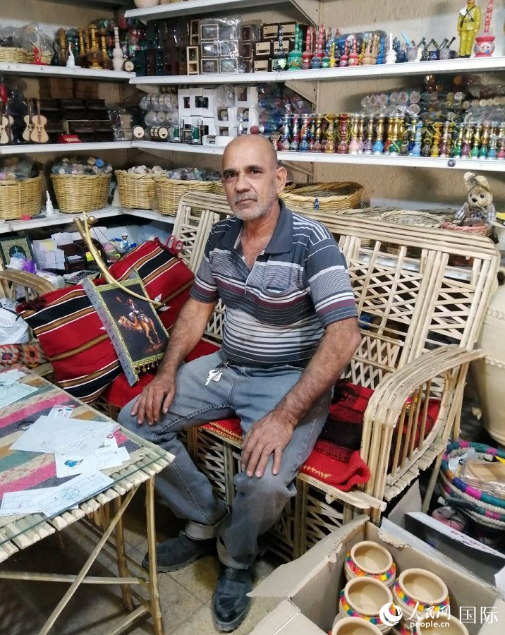 阿布·阿巴斯在经营的手工艺品店里。人民网 伊纳斯·易卜拉欣摄