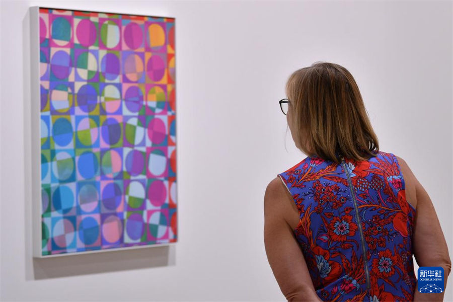 6月21日，在瑞士巴塞尔，一名女子参观2025年巴塞尔艺术展。新华社记者 连漪 摄
