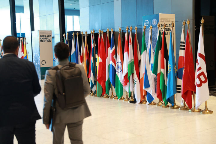 在埃及沙姆沙伊赫举行的亚投行第八届理事会年会期间,参会者走过会议现场(2023年9月26日摄)。新华社记者 隋先凯 摄