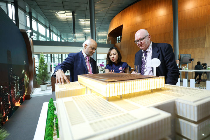 在卢森堡举行的亚投行第四届理事会年会上,与会代表在中国展区参观(2019年7月12日摄)。新华社记者 张铖 摄