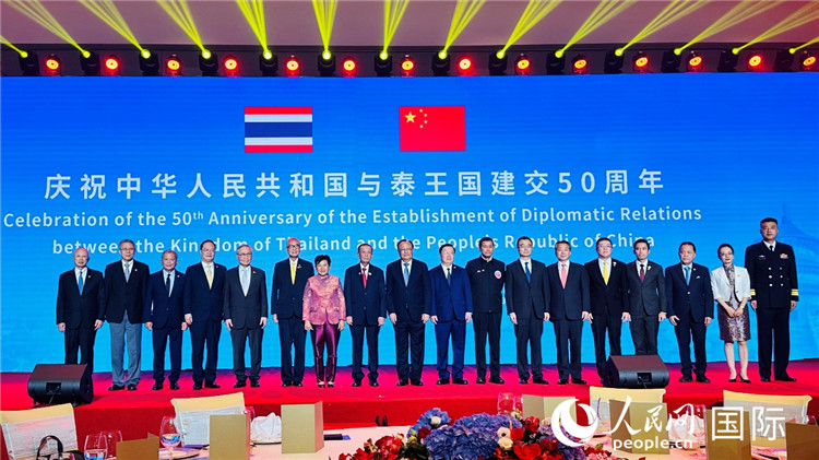 中泰建交50周年庆祝招待会与会嘉宾合影。人民网 孙书宇摄