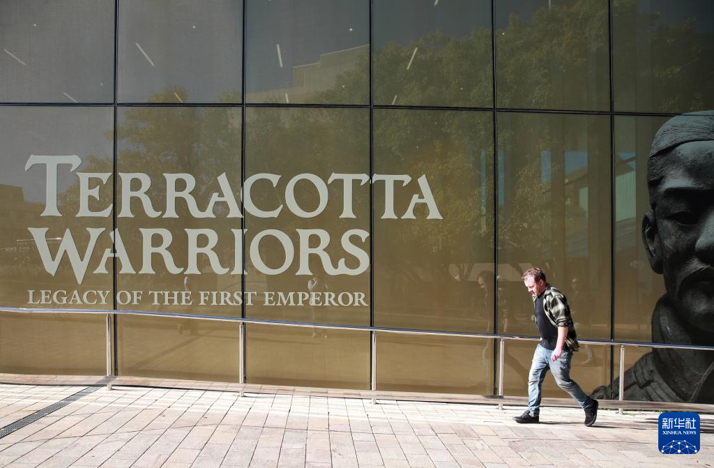 　　6月25日，一名男子走过澳大利亚珀斯西澳博物馆外的展览宣传墙。新华社记者 马平 摄