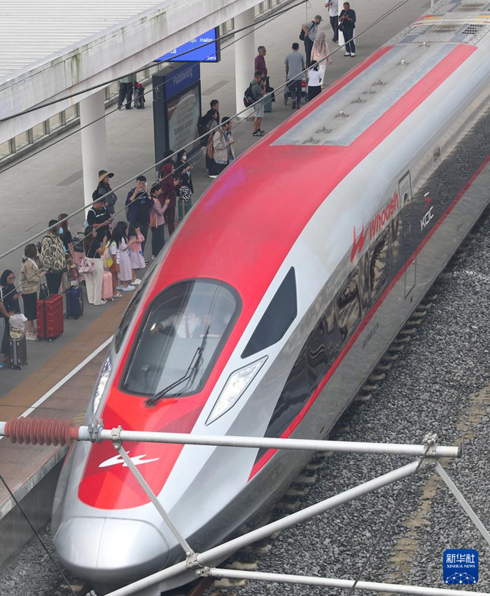 6月19日，在印度尼西亚帕达拉朗，乘客在雅万高铁帕达拉朗站候车。新华社记者 岑云鹏 摄