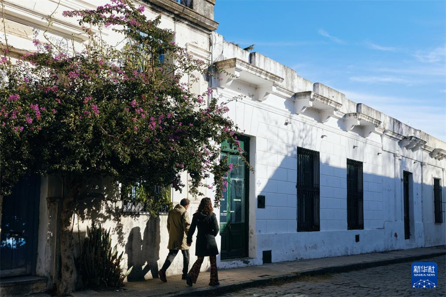 6月25日，人们在乌拉圭科洛尼亚的老城区游览。新华社记者 孟鼎博 摄