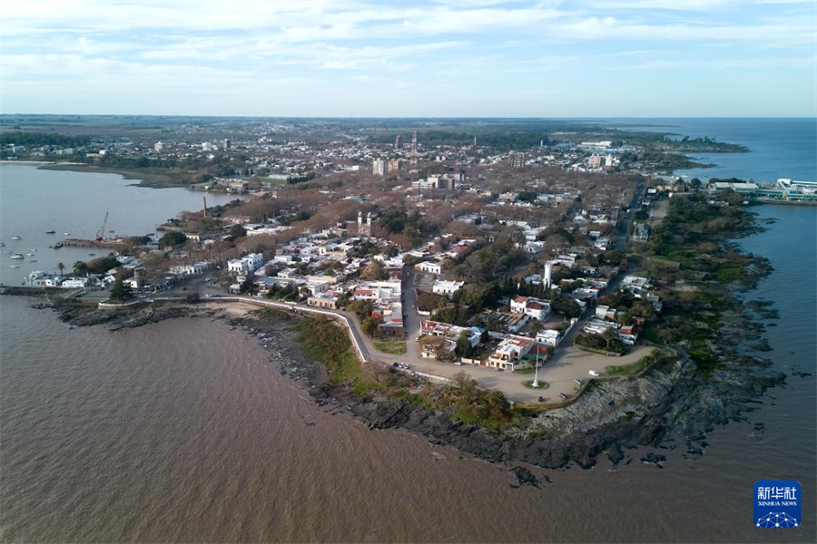 这是6月25日在乌拉圭科洛尼亚拍摄的城市景色（无人机照片）。新华社发（埃塞基耶尔·普特鲁埃勒摄）