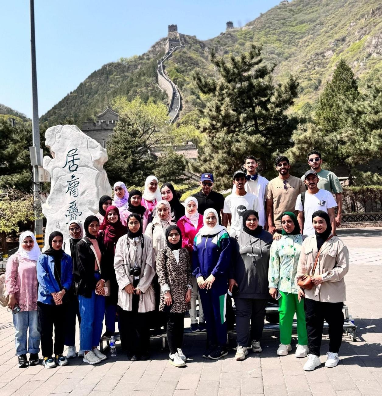 阿兹力带领卡布斯苏丹学生学生在中国游学。受访者供图