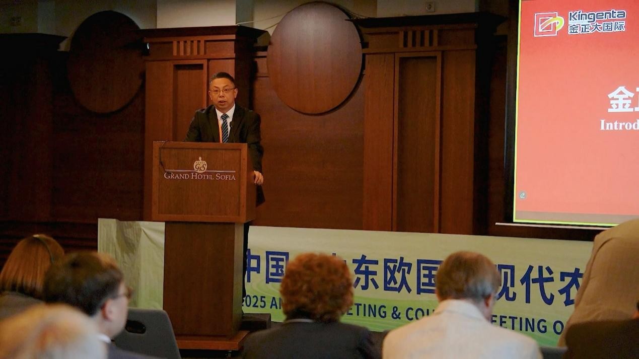 金正大集团董事长李玉晓在会上作报告。