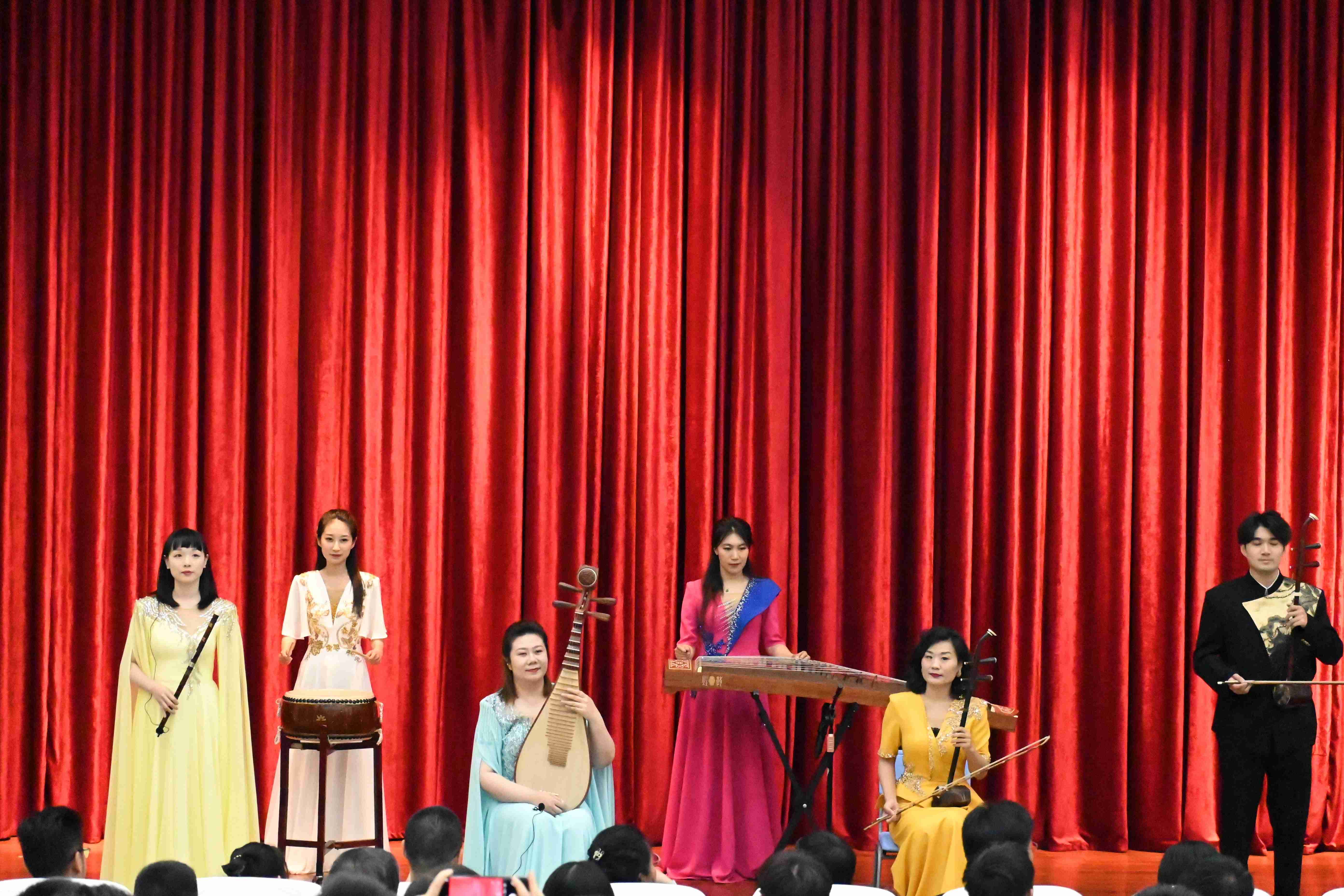 中国传统乐器演出受到肯尼亚观众喜爱。肯雅塔大学孔子学院供图