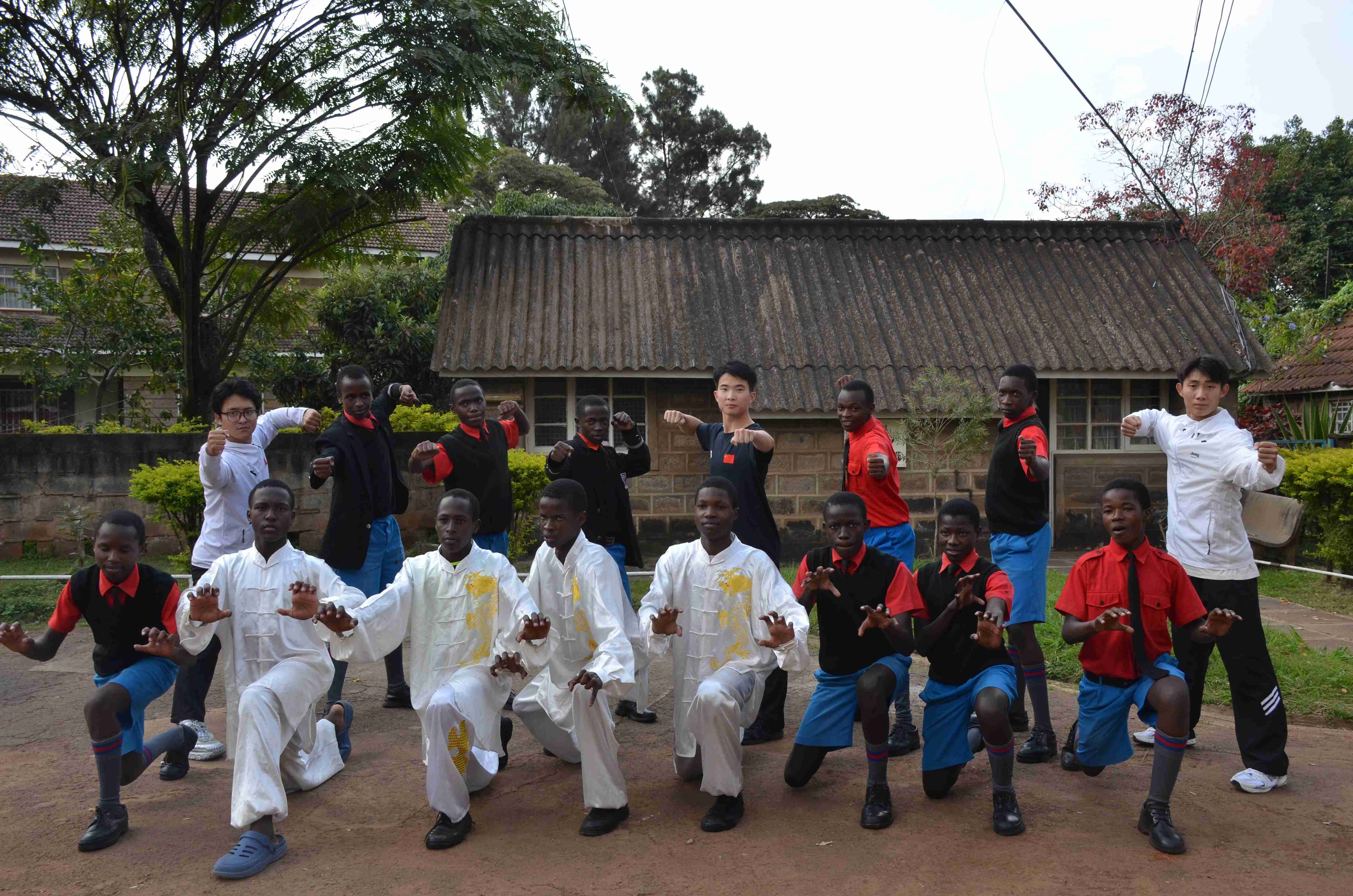 斯特拉赫男子学校学生与中国功夫表演者合影。肯雅塔大学孔子学院供图