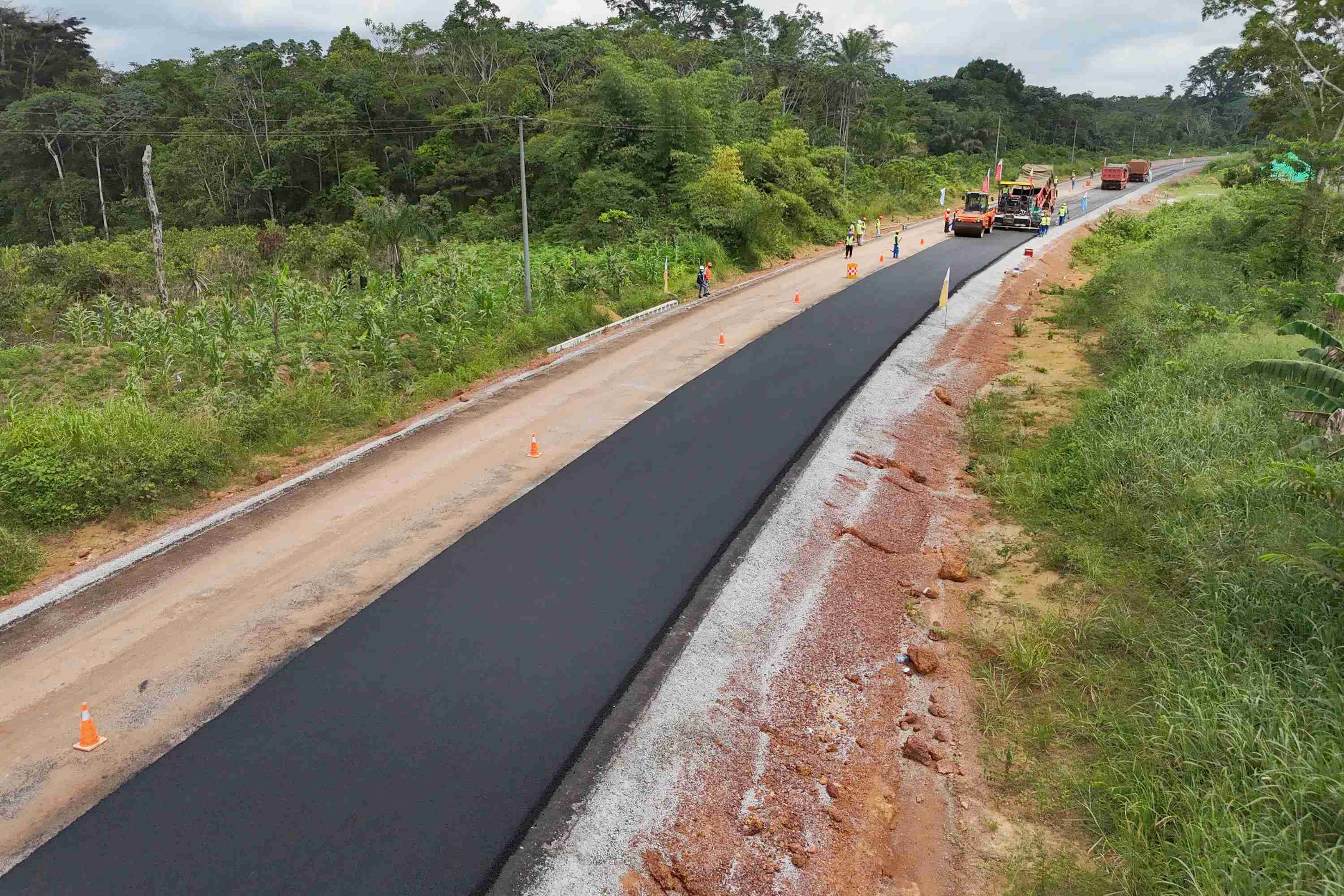 奥耶姆项目沥青铺设。中交一公局供图