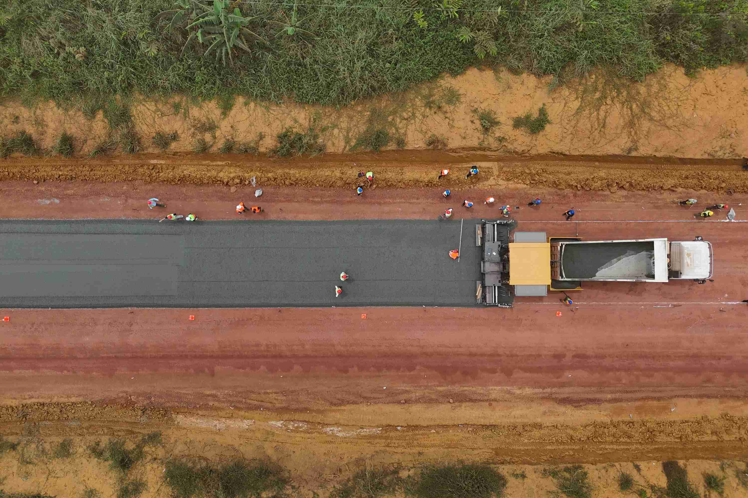 奥耶姆项目碎石底基层铺设。中交一公局供图