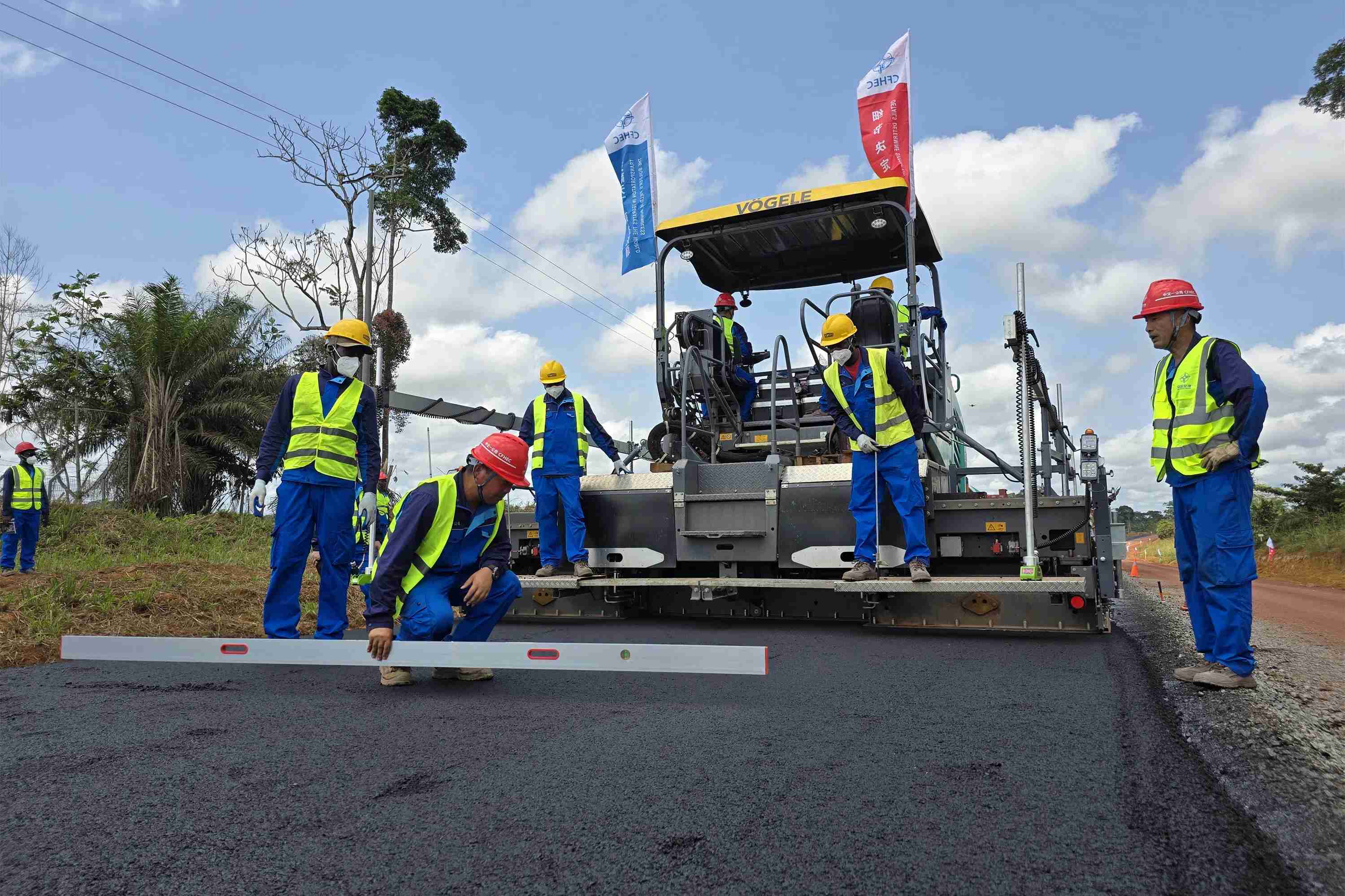 奥耶姆项目沥青碎石基层铺设。中交一公局供图