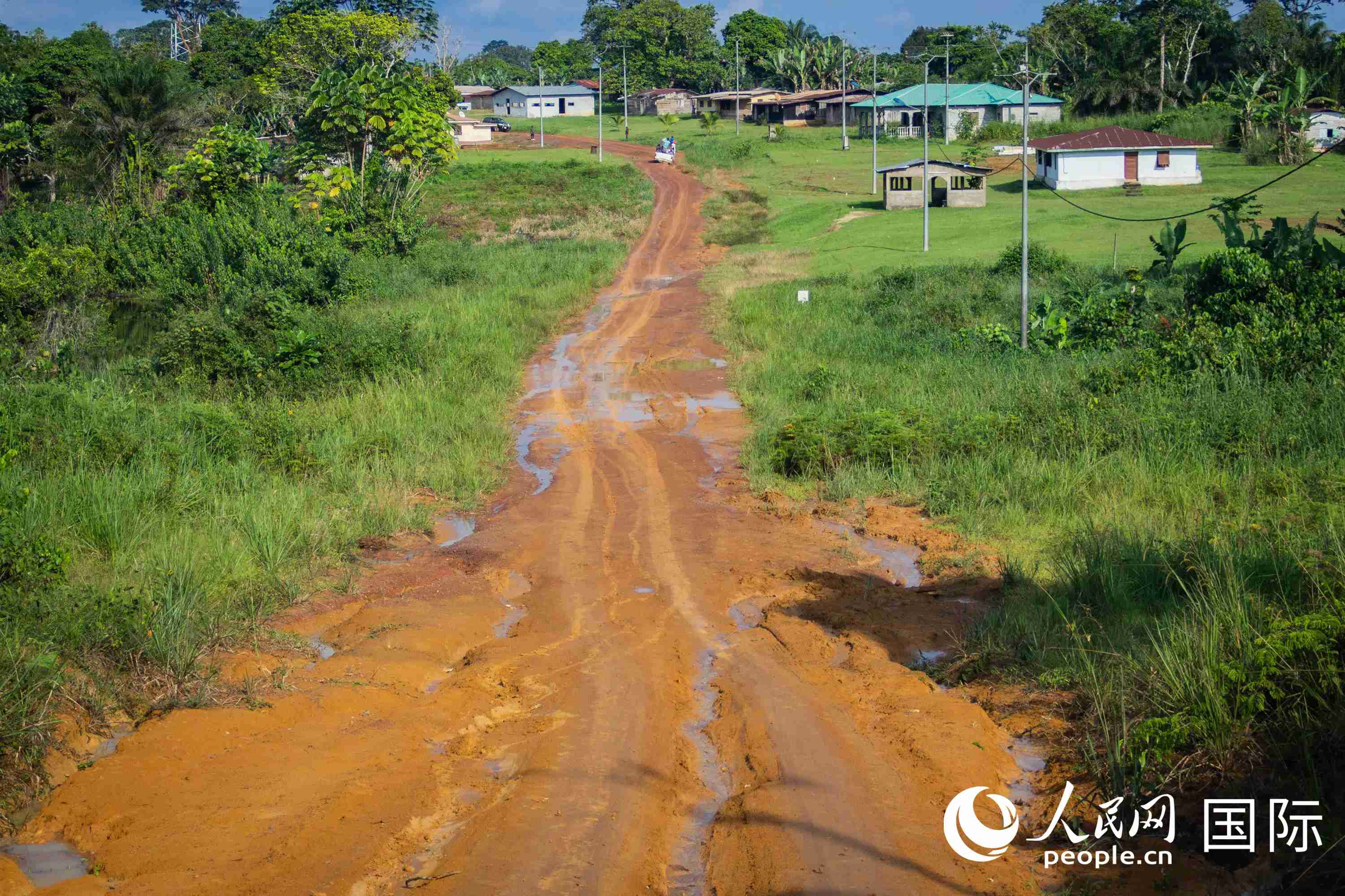 从奥耶姆通往赤道几内亚边境的道路泥泞不堪。人民网记者 薛丹摄