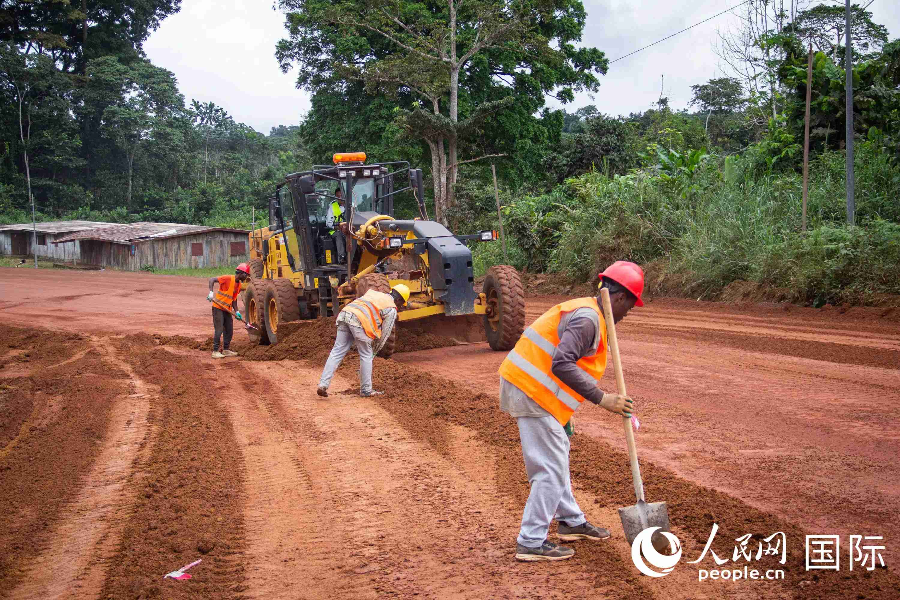 奥耶姆项目施工现场。人民网记者 薛丹摄