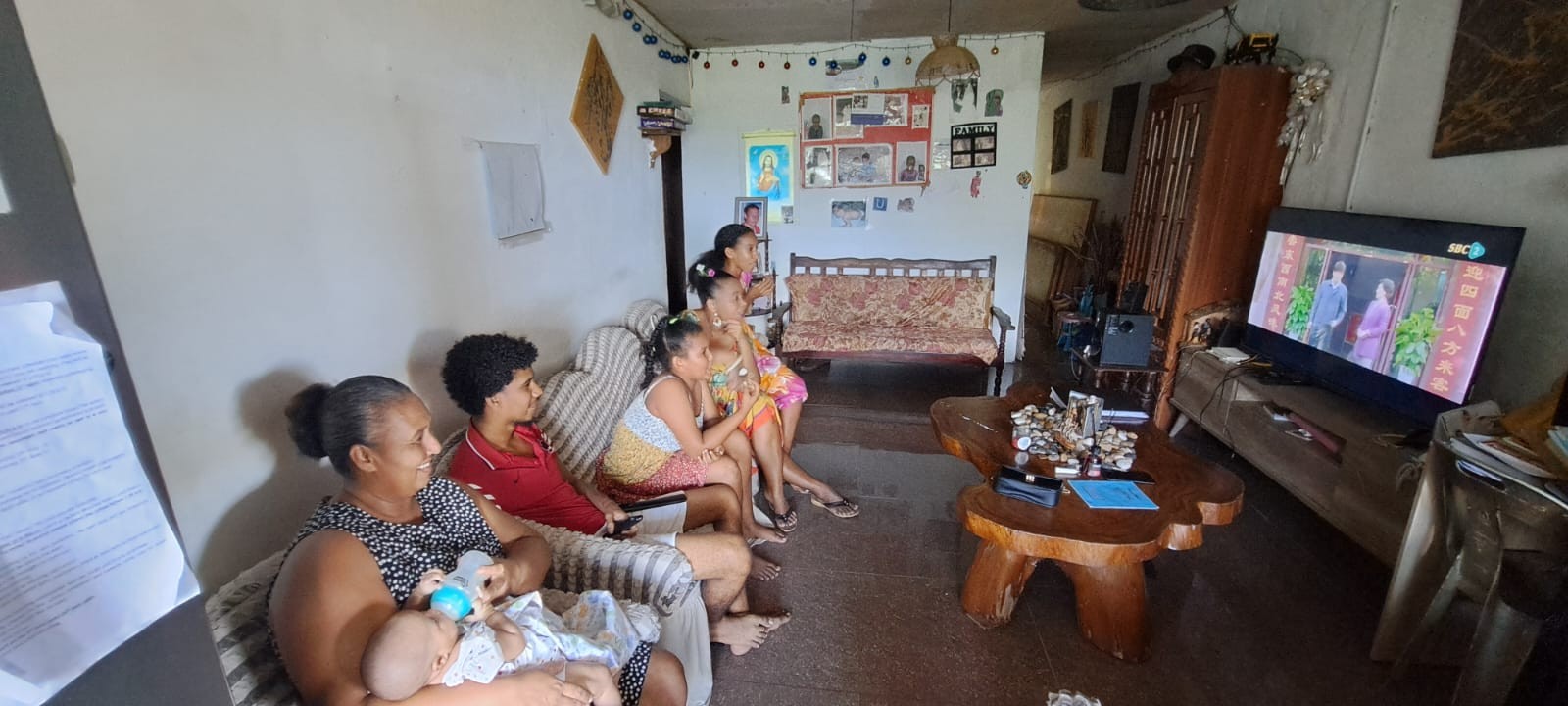 加雷思·穆纳克和家人在客厅观看中国电视剧。中国驻塞舌尔大使馆供图