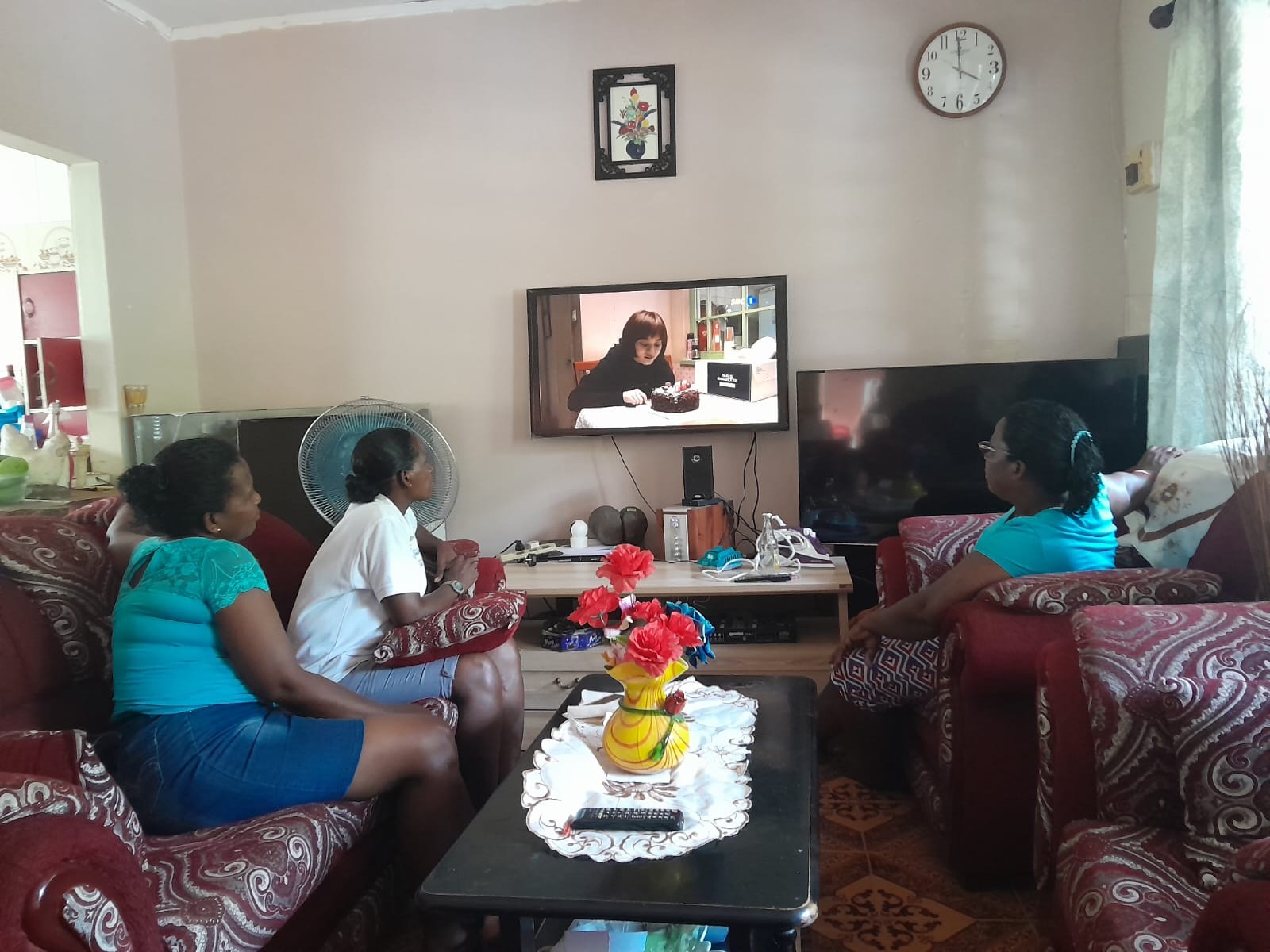 塞舌尔民众在家中观看中国电视剧。中国驻塞舌尔大使馆供图