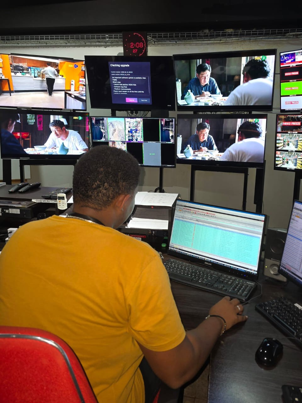 塞舌尔广播电视台工作人员在播放中国电视剧《大江大河》。中国驻塞舌尔大使馆供图