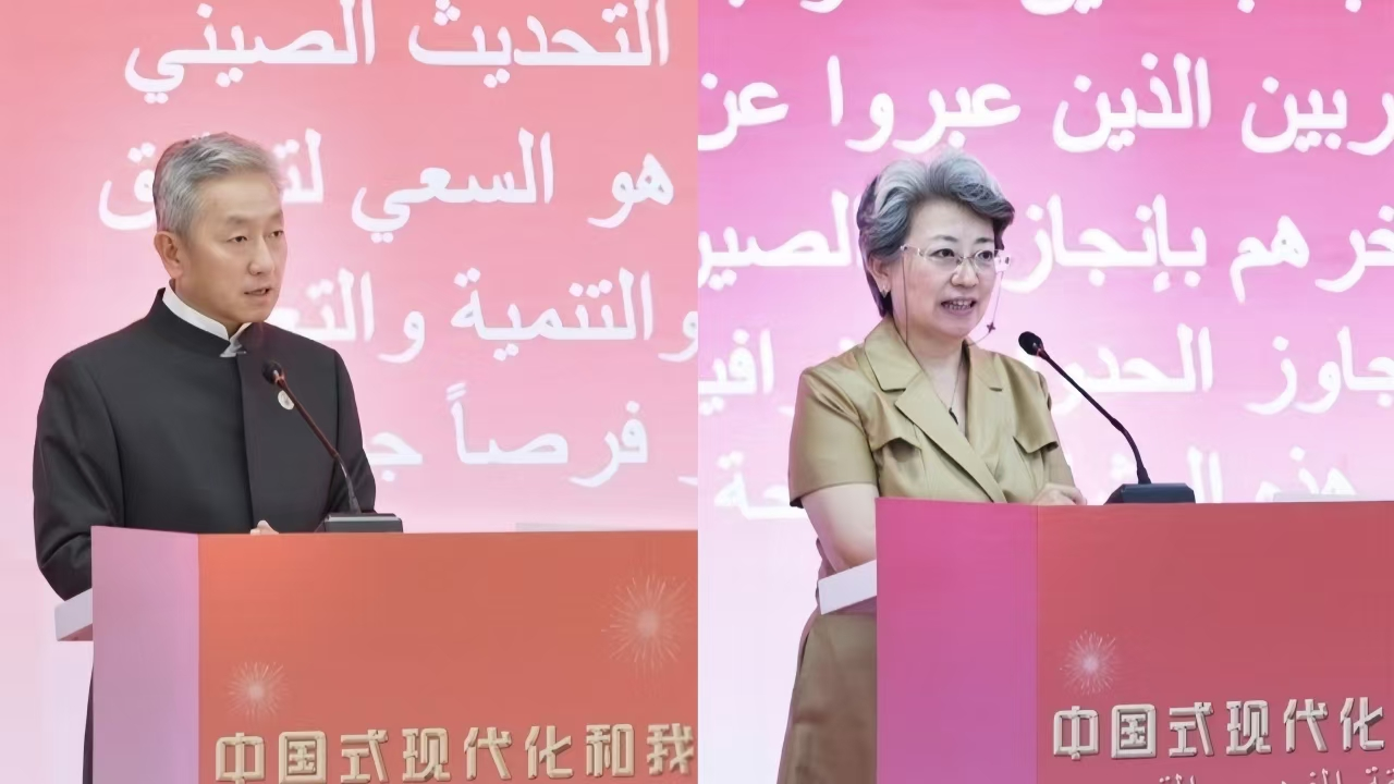 中国驻迪拜大使张益明(左)、中国驻迪拜总领事欧渤芊分别致辞,主办方供图