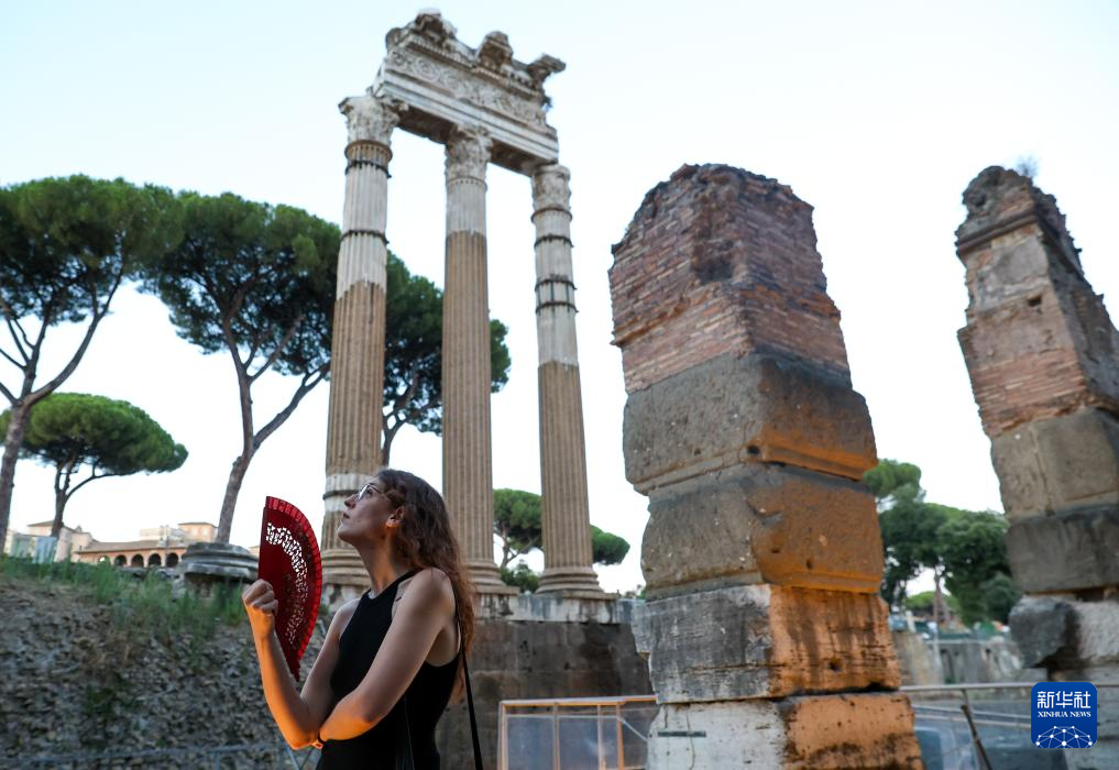 7月5日傍晚，在意大利罗马，游客在古罗马广场参观。新华社记者 李京 摄
