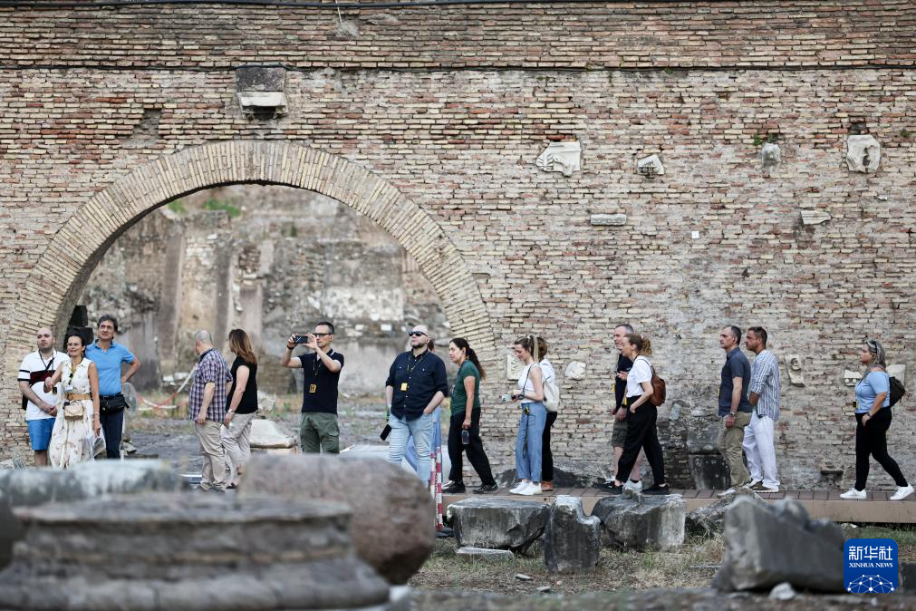 7月5日傍晚，在意大利罗马，游客在古罗马广场参观。新华社记者 李京 摄