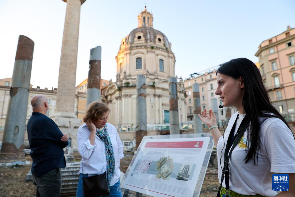 7月5日傍晚，在意大利罗马，讲解员在古罗马广场为游客讲解。新华社记者 李京 摄