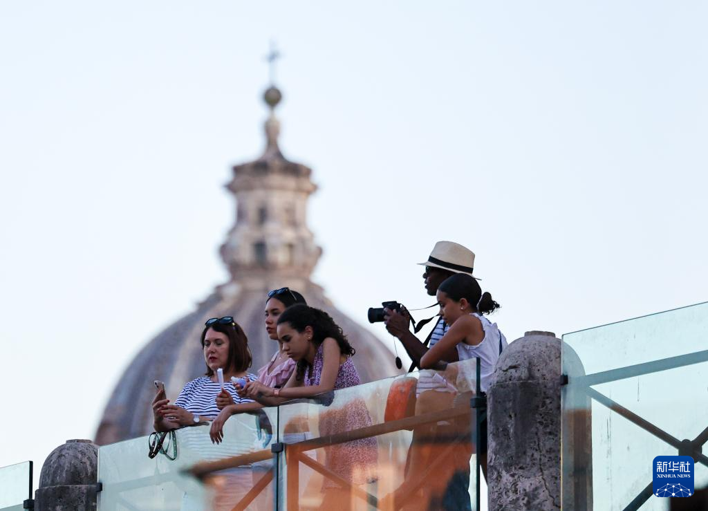 7月5日傍晚，在意大利罗马，游客在古罗马广场留影。新华社记者 李京 摄