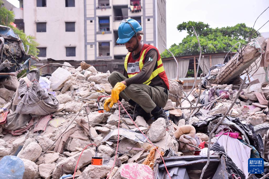 7月5日，在巴基斯坦南部港口城市卡拉奇，救援人员在住宅楼废墟中开展搜救工作。新华社发