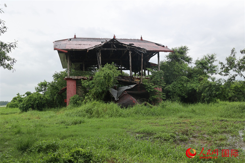 这栋曾经是马帕尼克村少女噩梦的“红房子”在风雨飘摇中已经是破败不堪,静静地诉说着当年日军在当地惨绝人寰的暴行。人民网记者 樊帆摄