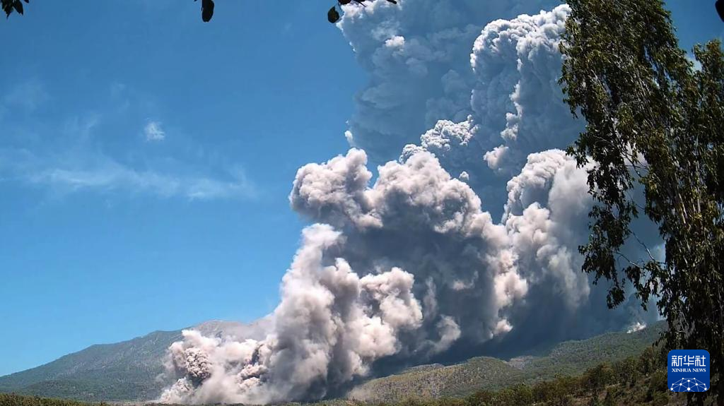 这是7月7日在印度尼西亚东努沙登加拉省拍摄的喷发中的勒沃托比-拉基拉基火山。新华社发（印尼火山和地质减灾中心供图）