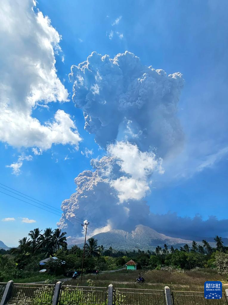 这是7月7日在印度尼西亚东努沙登加拉省拍摄的喷发中的勒沃托比-拉基拉基火山。新华社发（印尼地质局供图）