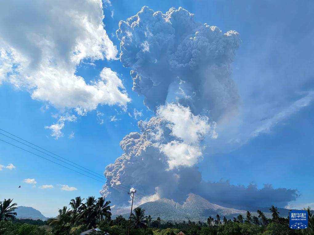 这是7月7日在印度尼西亚东努沙登加拉省拍摄的喷发中的勒沃托比-拉基拉基火山。新华社发（印尼地质局供图）