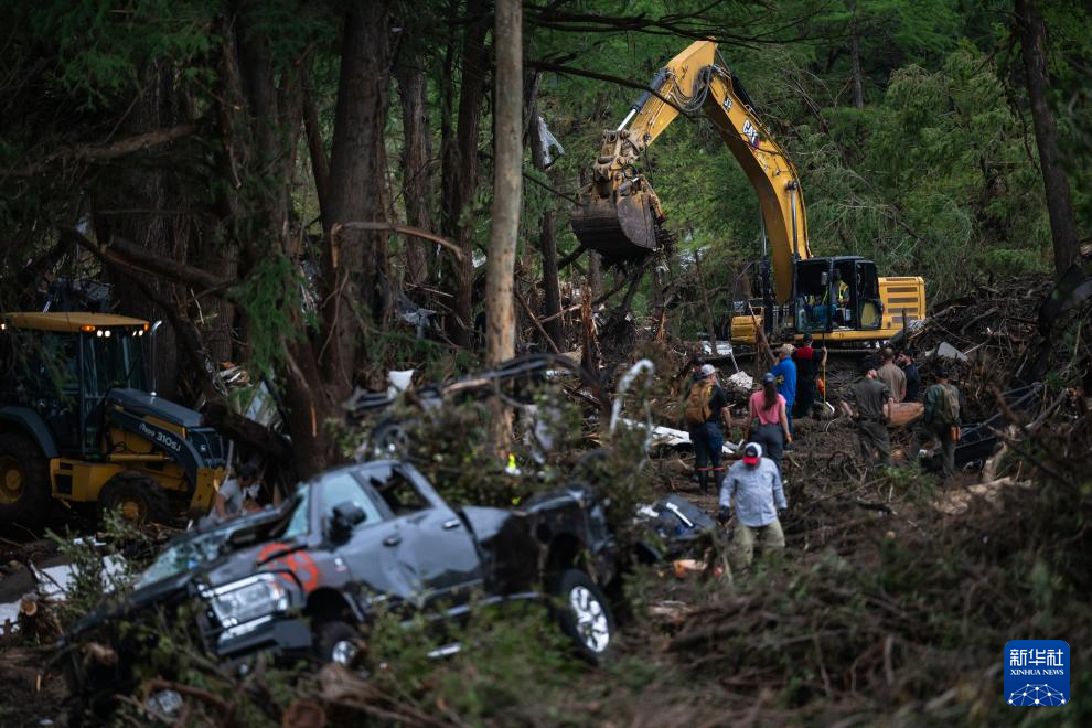7月7日，救援人员在美国得克萨斯州英格勒姆遭洪水侵袭的区域进行搜救。新华社/美联