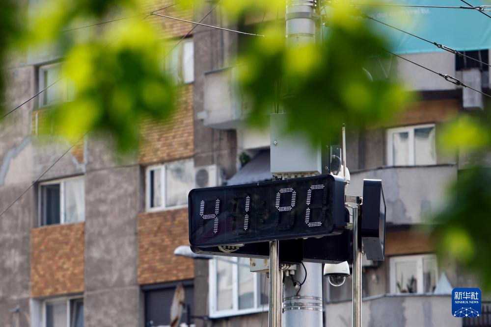 7月8日，罗马尼亚首都布加勒斯特街头的温度计显示气温达到41摄氏度。新华社发（克里斯泰尔摄）