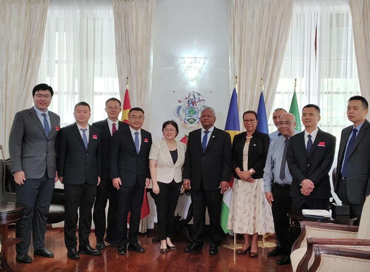 塞舌尔总统拉姆卡拉旺在首都维多利亚接见中国第19批援塞医疗队。医疗队供图