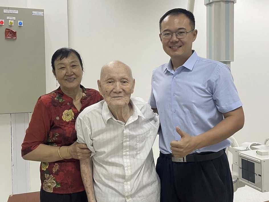 术后第10天,医疗队队员张久超为李伟麟做检查。医疗队供图