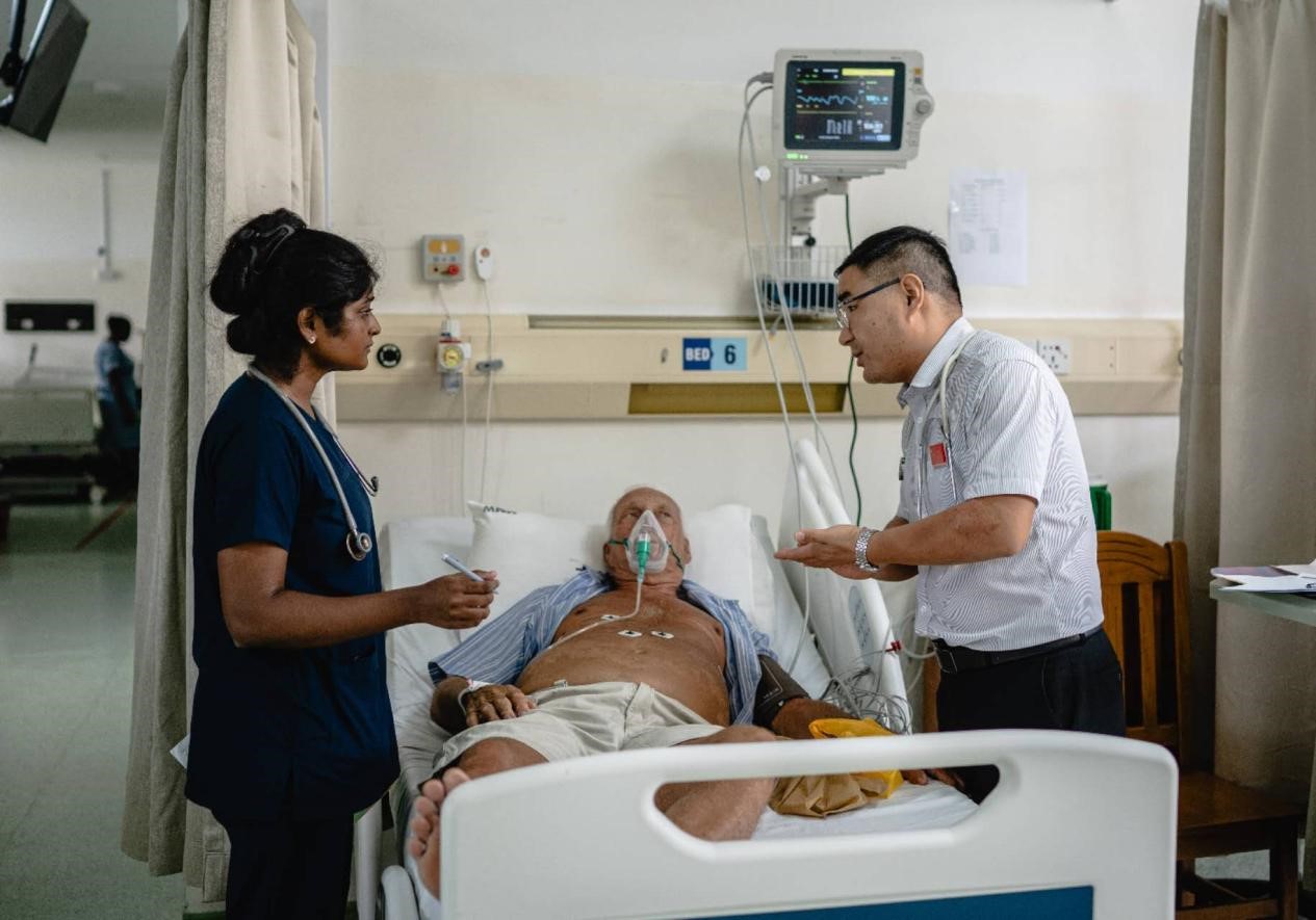 医疗队队长卓晓青与当地医护人员在查房。医疗队供图