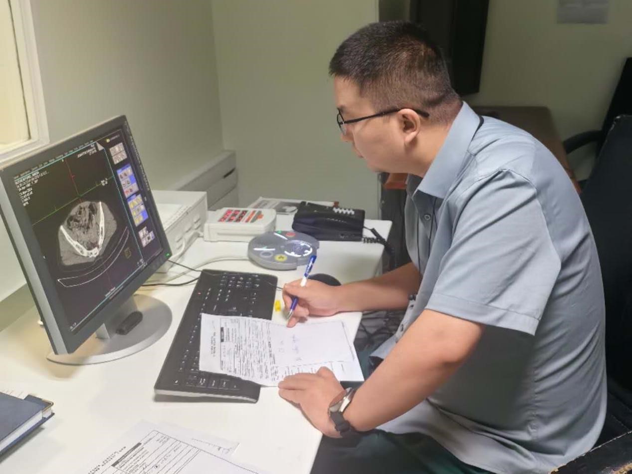 医疗队队员孙世宁为患者做影像检查。医疗队供图