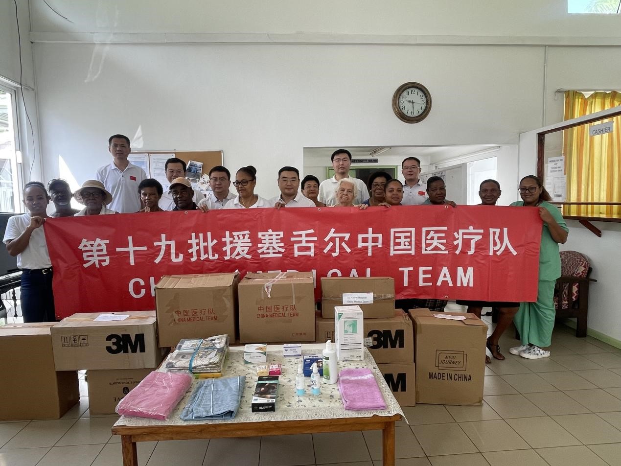 医疗队首次赴普拉兰岛开展义诊并向当地医院捐赠物资。医疗队供图