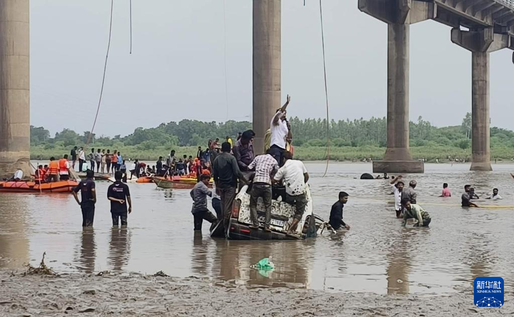 7月9日，救援人员在印度西部古吉拉特邦垮塌的桥梁旁开展救援行动。新华社/印度联合新闻社
