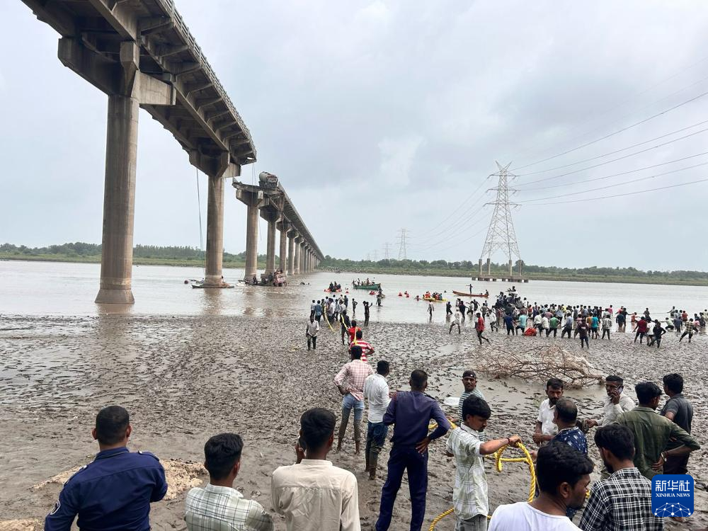 7月9日，救援人员在印度西部古吉拉特邦垮塌的桥梁旁开展救援行动。新华社/印度联合新闻社