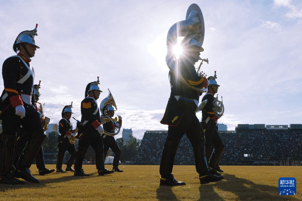 7月9日，在阿根廷首都布宜诺斯艾利斯，军乐队队员参加军乐节表演。新华社记者 孟鼎博 摄