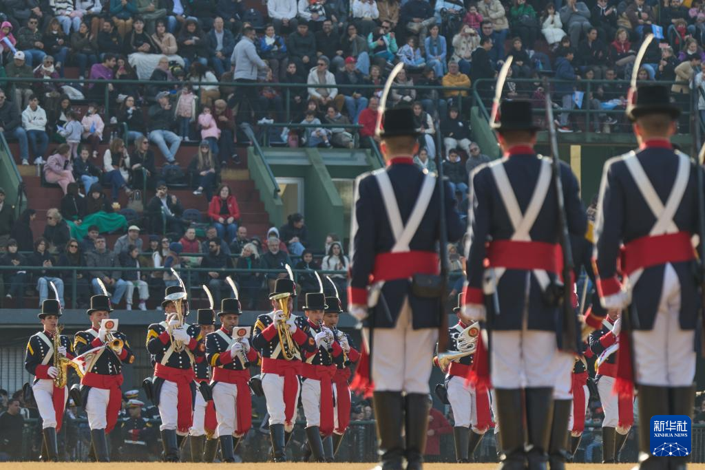 7月9日，在阿根廷首都布宜诺斯艾利斯，军乐队队员参加军乐节表演。新华社记者 孟鼎博 摄