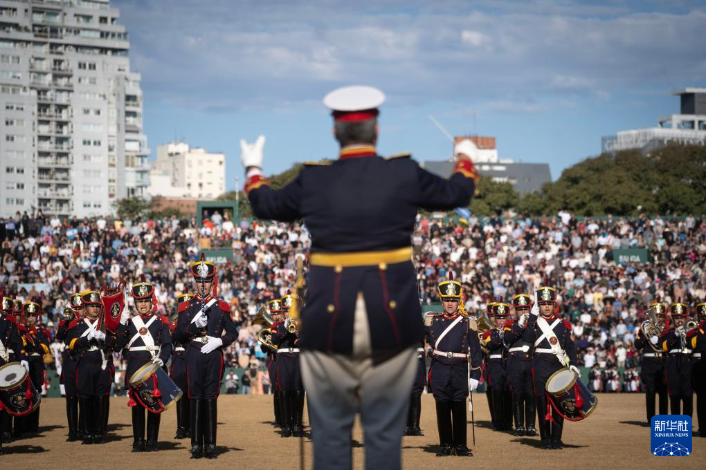 7月9日，在阿根廷首都布宜诺斯艾利斯，军乐队队员参加军乐节表演。新华社发（马丁·萨巴拉摄）