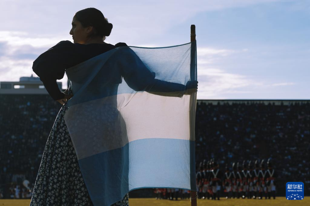 7月9日，在阿根廷首都布宜诺斯艾利斯，穿着传统服饰的民众参加军乐节。新华社记者 孟鼎博 摄