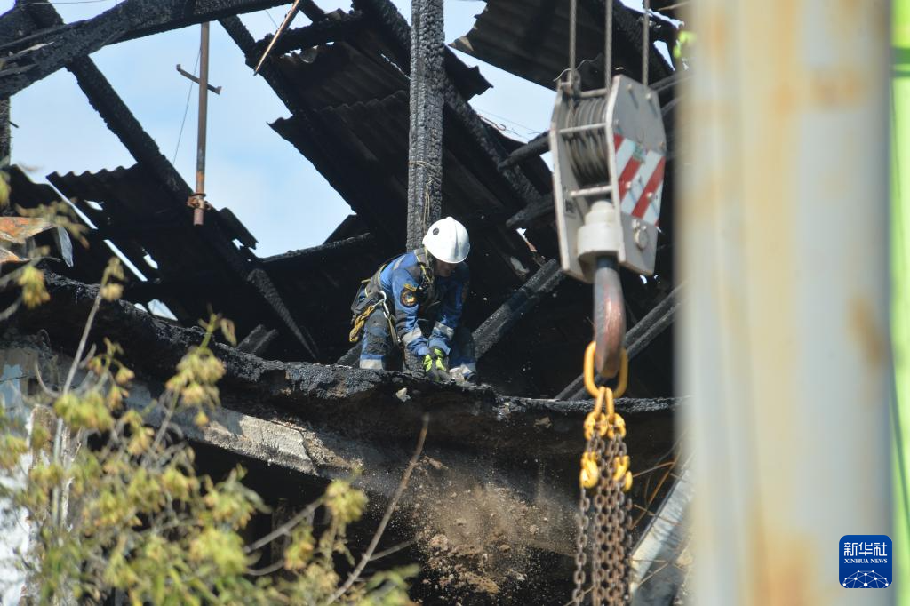 7月10日，在乌克兰基辅市舍甫琴科夫斯基区，救援人员拆除在空袭中受损的居民楼。新华社发（彼得·德鲁克摄）